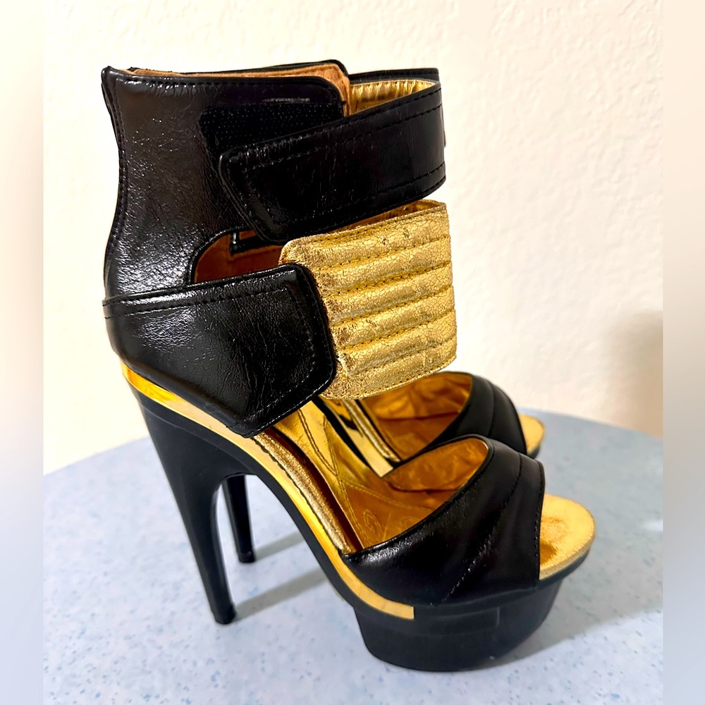 A beautiful pair of Mona Mía Heel Height: 5"
Platform